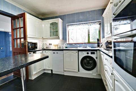 4 bedroom semi-detached house to rent, Faringdon Avenue, Bromley BR2