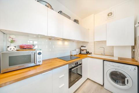 2 bedroom flat for sale, Queens Road, London SW19