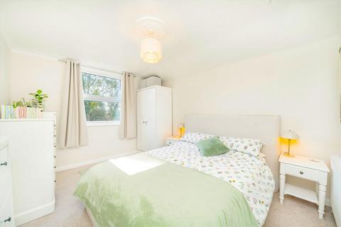 249b Queens Road, London, SW19 8NY
