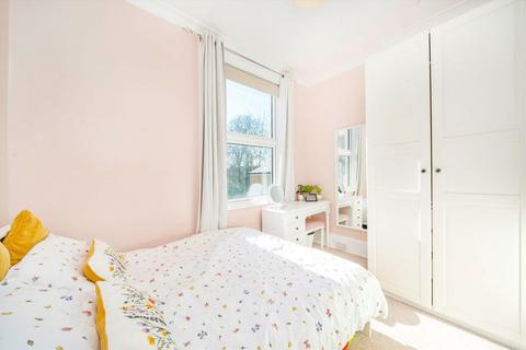 249b Queens Road, London, SW19 8NY