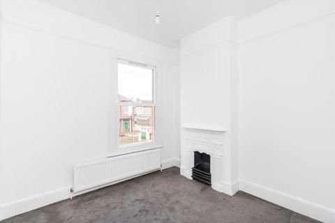 2 bedroom flat to rent, Birkhall Road, London SE6