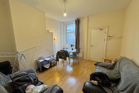 3 bedroom terraced house to rent, Lowestoft Street, Manchester, M14 7PU