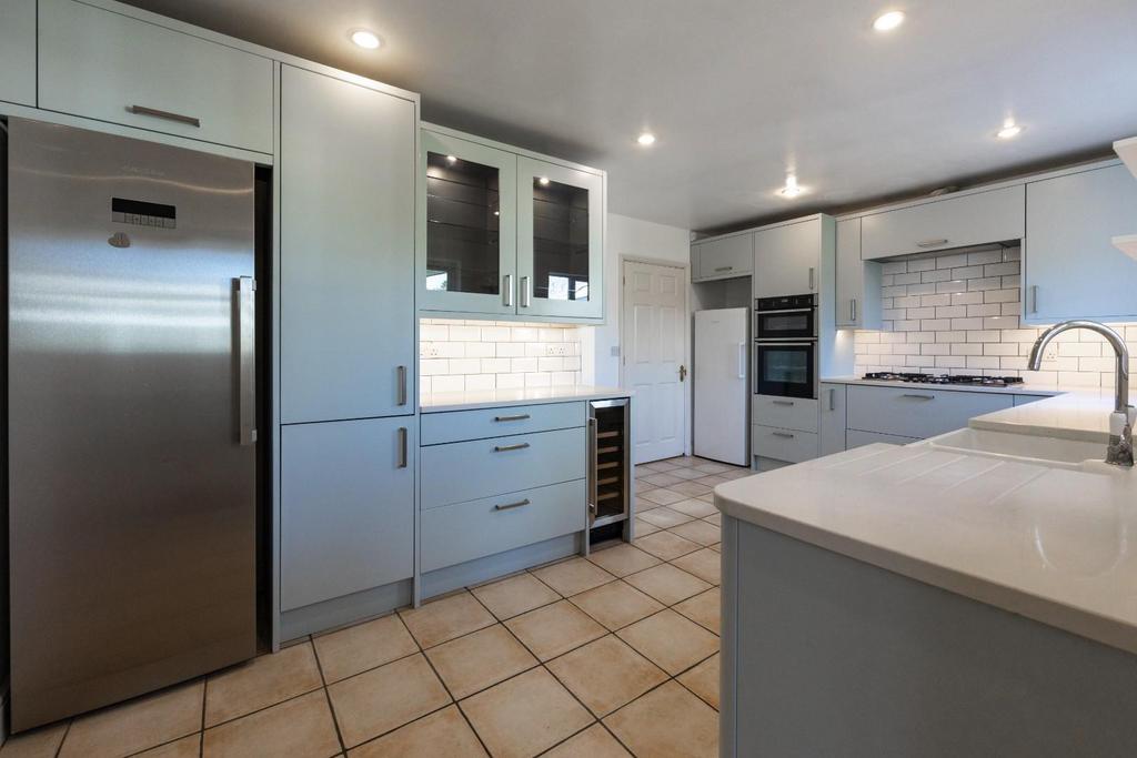 Kitchen 2.jpg