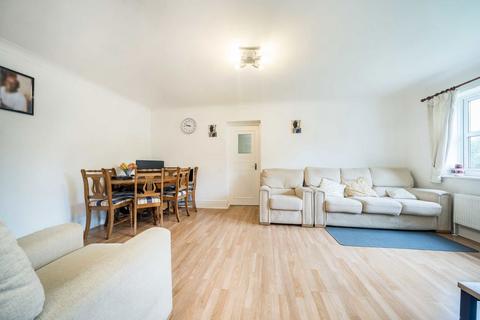 2 bedroom flat for sale, Riggindale Road, London SW16