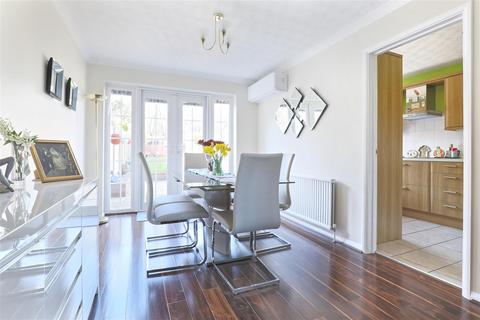 3 bedroom terraced house for sale, Grovedale Close, Cheshunt