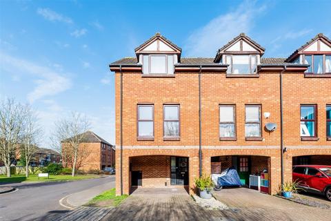 2 bedroom end of terrace house for sale, Farriers Road, Epsom