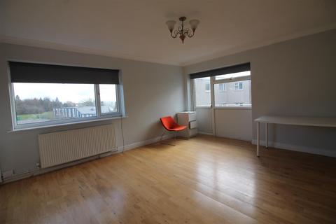 3 bedroom flat to rent, Fir Tree Approach, Leeds