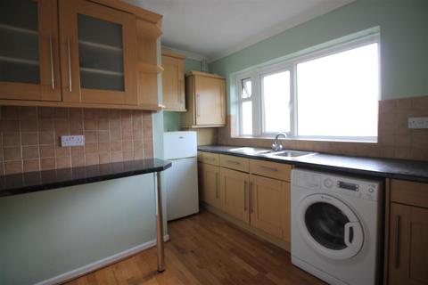 3 bedroom flat to rent, Fir Tree Approach, Leeds