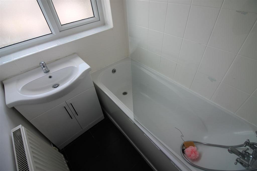 126 FTA- Bathroom.JPG