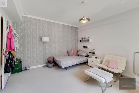 Studio for sale, Paramount Court, Fitzrovia