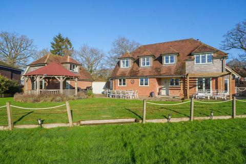 5 bedroom detached house to rent, Silchester Road,  Bramley,  RG26