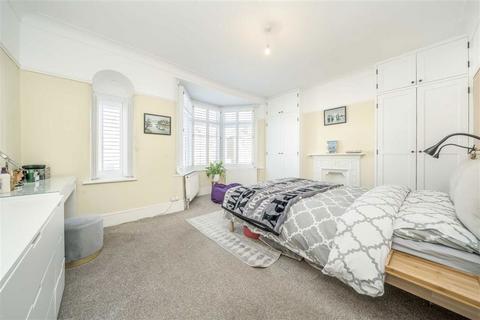 31 Wellington Gardens, London, SE7 7PJ