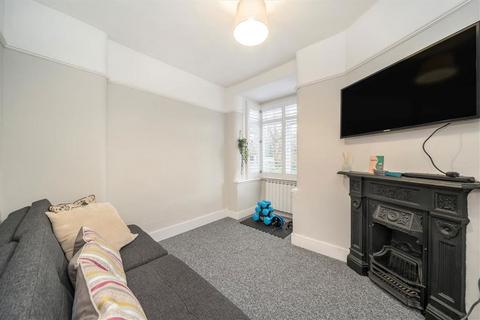 31 Wellington Gardens, London, SE7 7PJ
