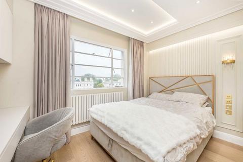 Studio to rent, Palace Gardens Terrace, London W8