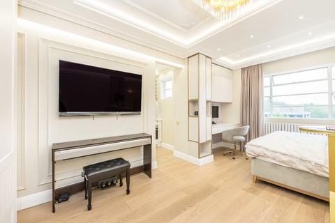 Studio to rent, Palace Gardens Terrace, London W8