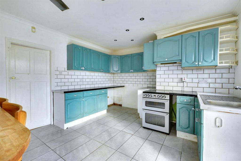 Kitchen 2.jpeg