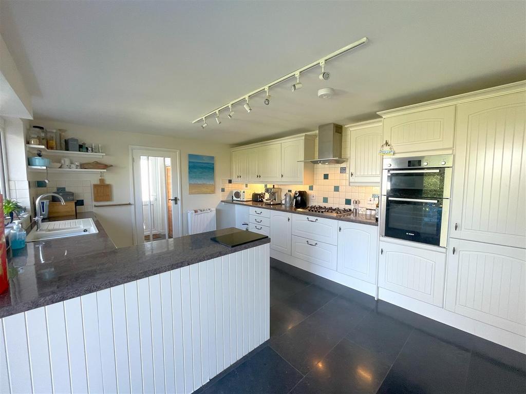 Kitchen 2.jpg