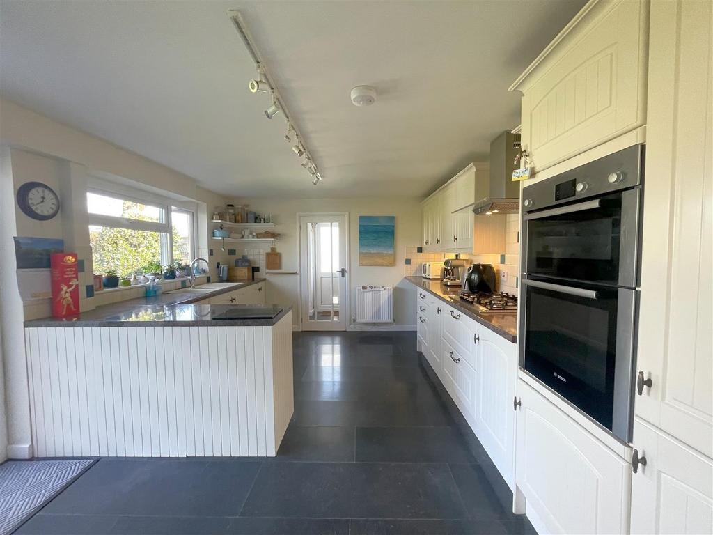 Kitchen 3.jpg
