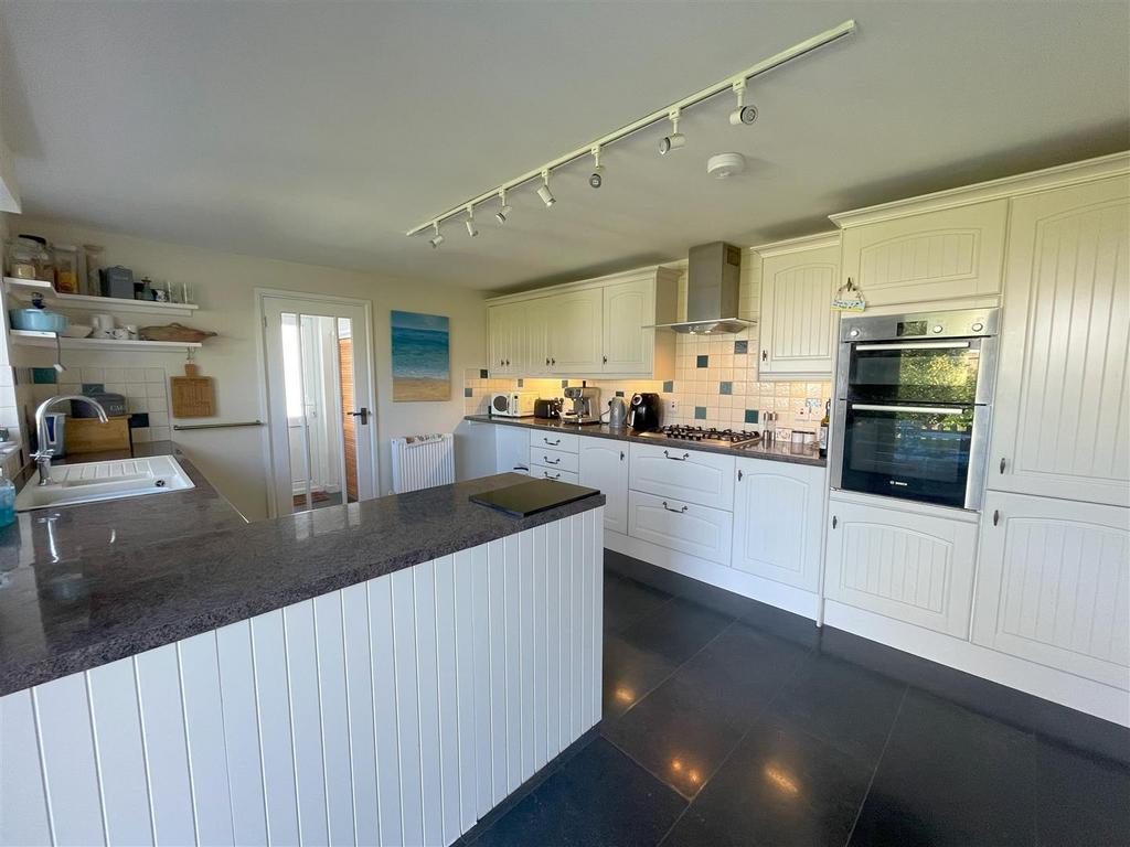 Kitchen 4.jpg