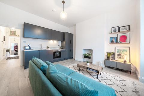 2 bedroom apartment for sale, The Avenue, London