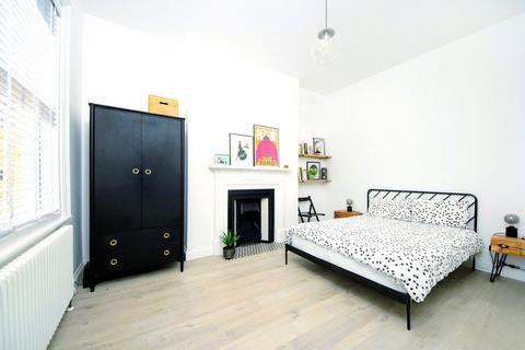 undefined, The Avenue, London