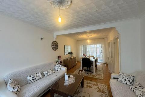 3 bedroom detached house to rent, Church Road