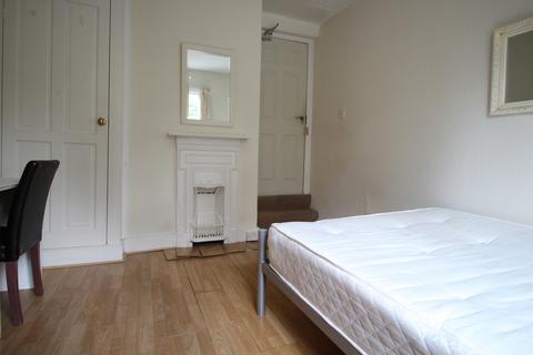 1 bedroom in a house share to rent, The Grove, Isleworth, TW7