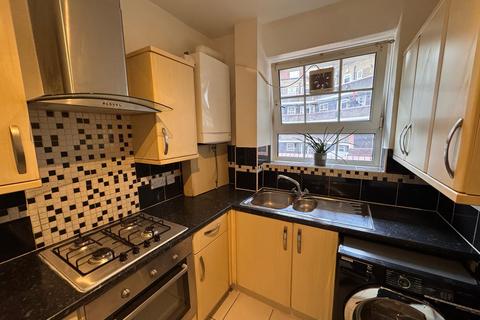 3 bedroom flat to rent, Chessington House, London SW8