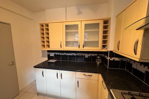 3 bedroom flat to rent, Chessington House, London SW8