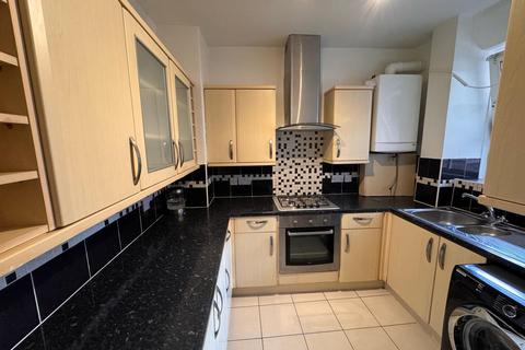 3 bedroom flat to rent, Chessington House, London SW8