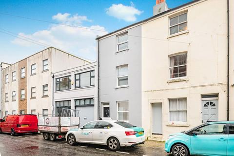 3 bedroom terraced house to rent, Castle Street, Brighton BN1