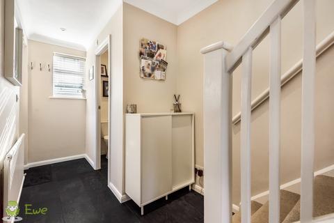 61 Middle Mead, Hook, RG27 9TE