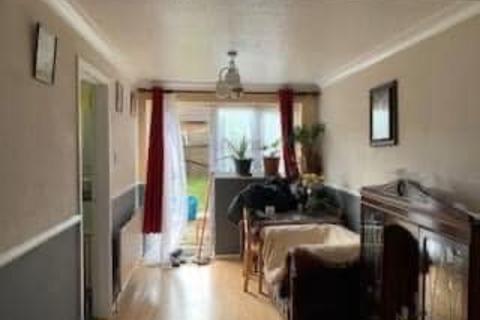 3 bedroom semi-detached house to rent, Fieldfare Green, Luton LU4