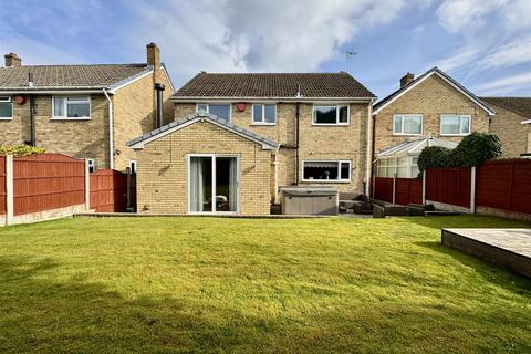 4 bedroom detached house for sale, Jessop Avenue, Almondbury, Huddersfield, HD5 8UW