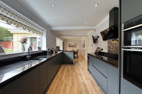 4 bedroom detached house for sale, Jessop Avenue, Almondbury, Huddersfield, HD5 8UW