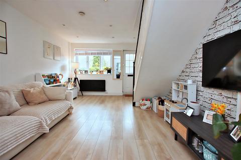 21 Farm Close, Borehamwood, WD6 4TX