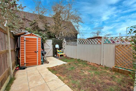 21 Farm Close, Borehamwood, WD6 4TX