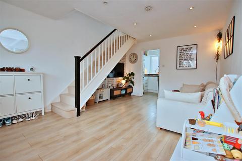 2 bedroom house for sale, Farm Close, Borehamwood