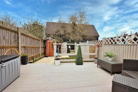 21 Farm Close, Borehamwood, WD6 4TX