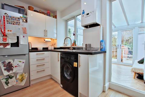21 Farm Close, Borehamwood, WD6 4TX