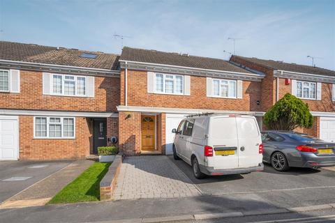 3 bedroom terraced house to rent, St. Marks Place, Windsor