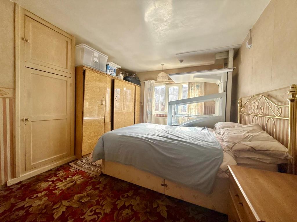 Bedroom 1.jpg