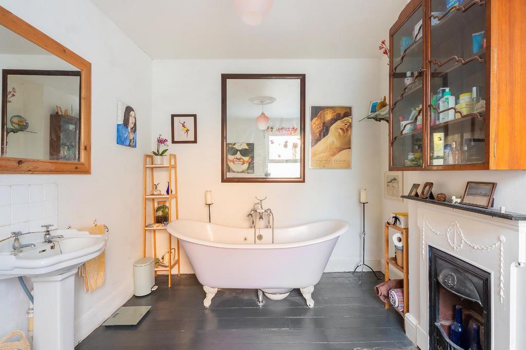 1 C1 R3 WH - Bathroom B.jpg