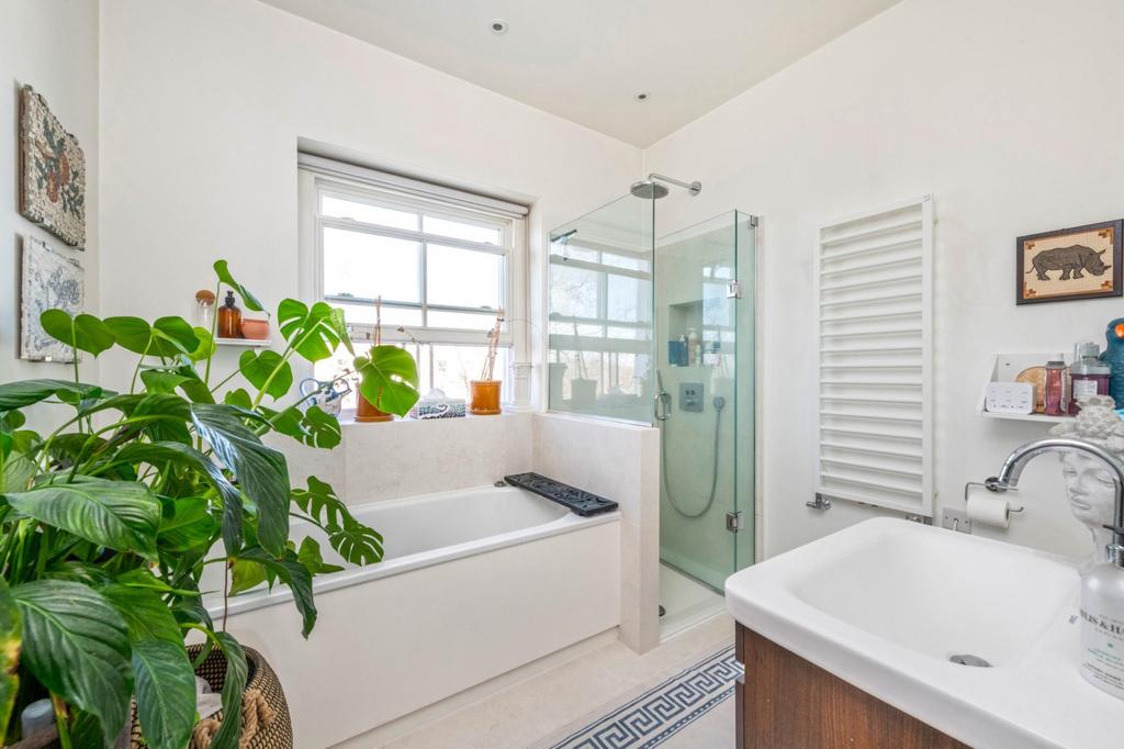 Apt 7 Bathroom
