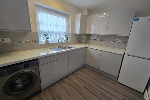 2 bedroom flat to rent, St. Saviours Estate, London