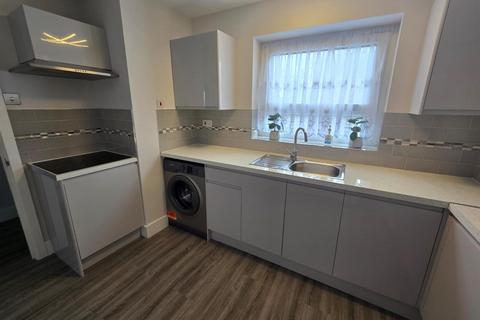 2 bedroom flat to rent, St. Saviours Estate, London