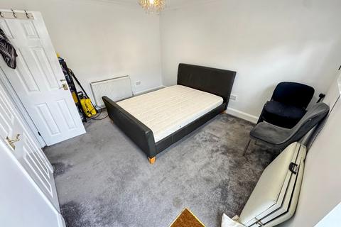 Studio to rent, Heston, Hounslow TW5