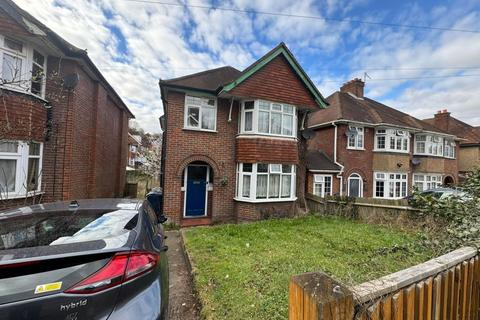 3 bedroom detached house to rent, Desborough Avenue, High Wycombe