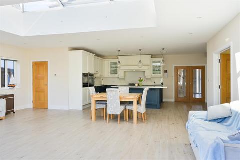 44 Ruden Way, Epsom, KT17 3LN