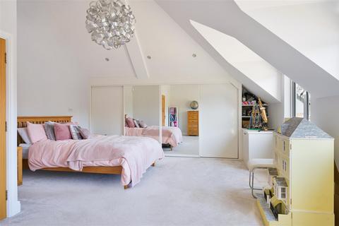 44 Ruden Way, Epsom, KT17 3LN
